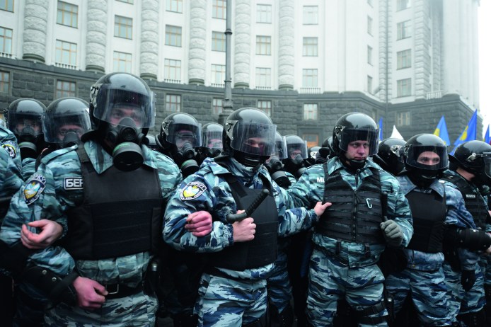 Riot_police_by_the_building_of_the_Cabinet_of_Ministers